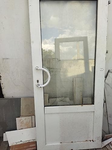 Пластиковая дверь, Б/у, Со стеклом at lalafo.kg Пластиковая дверь, Б/у, Со стеклом
