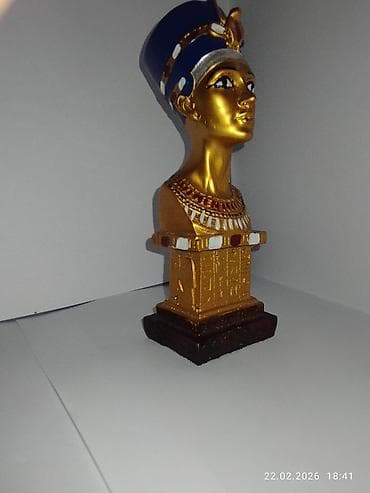 ош золото: Бюст Неферти — египетская золотая настольная статуэтка. Специально из — 4