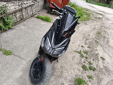 скутер нарын: Скутер Jinan (на фото наклейка бренда), класс 50–125 см³. срочно — 8