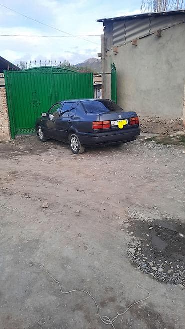 Унаа сатуу: Volkswagen Vento: 1993 г., 1.8 л, Кол менен иштөөчү, Бензин, Седан — 2