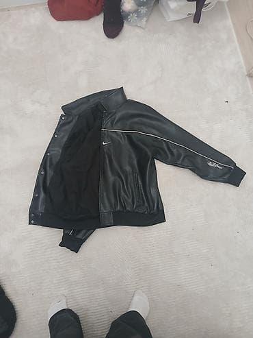 спартивный одежда: Черная мужская куртка-бомбер в спортивном стиле. Особенности: - — 1