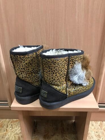 зимние сапоги: Продаю Угги натуралка 38 размер. Очень тёплые — 4