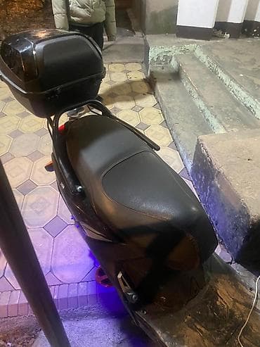Мототехника: Скутер/мопед городской, тёмный цвет, с яркой дополнительной — 10