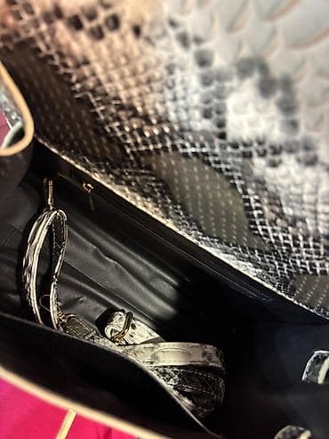 Классические сумки: Аккуратная сумочка на каждый день, все замки рабочие, в комплекте — 5