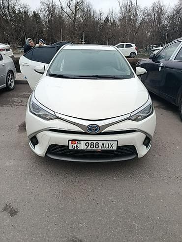самые дешёвые машина: Toyota Corolla: 2018 г., Гибрид, Седан — 2