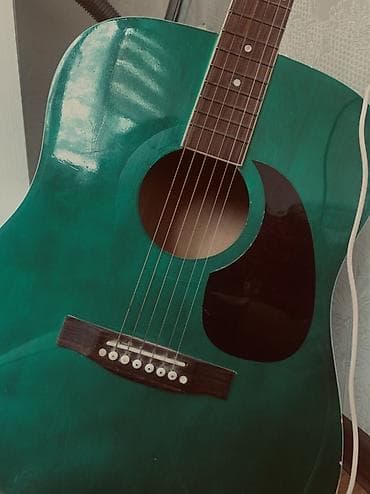 Барабаны: Акустическая гитара формата дредноут, яркий изумрудный цвет корпуса с — 1