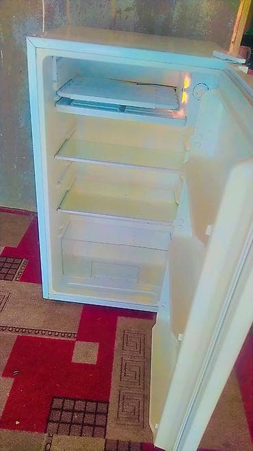 бэушные холодильники: Однокамерный мини-холодильник Benqiao (модель на табличке: BC-92A+) — 2