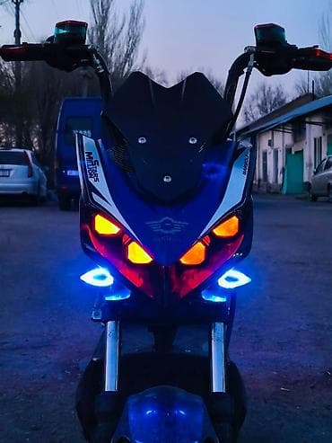 перья: Скутер Pantera. - Яркая передняя оптика: две основные фары — 2