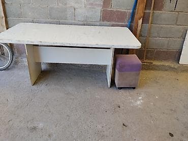 Письменный/рабочий стол из ЛДСП, цвет белый. Особенности: -