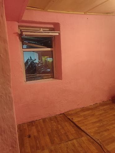 квартира на цокольном этаже: Двухкомнатная помещение с кухонной зоной Описание: - Планировка — 2