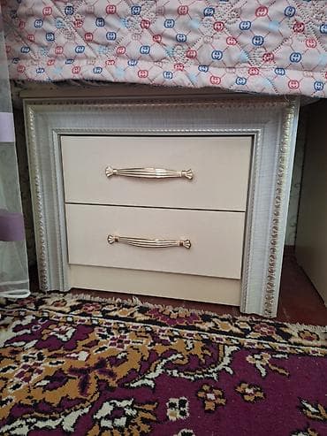 изголовье: Спальный гарнитур в классическом стиле с резным декором и мягкой — 6