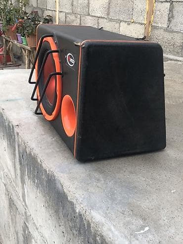 Сабвуфер в корпусе с фазоинвертором и встроенным усилителем. -