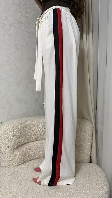 штаны широкие: Брюки женские широкие, белые, с лампасами - Свободный прямой крой — 2