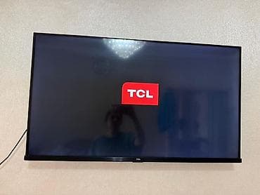 Телевизоры: Смарт‑телевизор TCL, диагональ экрана около 43–50". Узкие рамки — 2