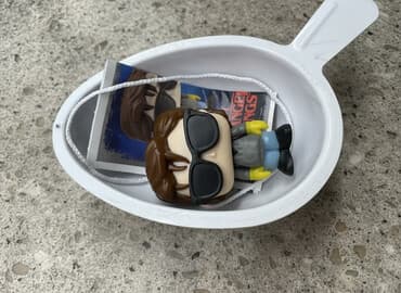 Фигурка Стива с коллаборацией kinder joy-fanko pop и сериалом очень at lalafo.kg Фигурка Стива с коллаборацией kinder joy-fanko pop и сериалом очень