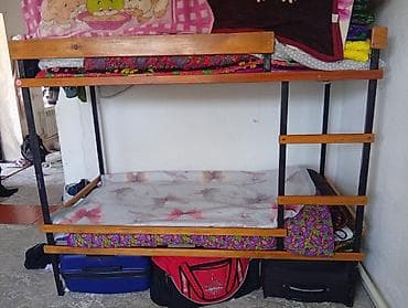 Двухъярусная кровать с металлическим каркасом и деревянными at lalafo.kg Двухъярусная кровать с металлическим каркасом и деревянными