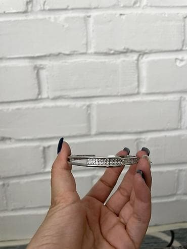 Женский браслет-кафф из металла серебристого тона. Модель жесткая at lalafo.kg Женский браслет-кафф из металла серебристого тона. Модель жесткая