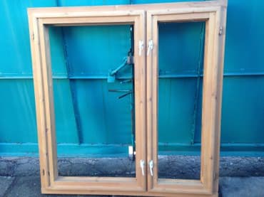 Двери и комплектующие: Продаю деревянные окна без стёкол. новые 3 шт. Вместе с фурнитурой — 9