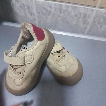 nike react: Куртки на девочку 2 года. В отличном состоянии. Куртки по 500 Сапоги — 10
