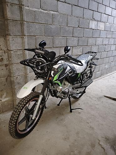 ендура мото: Мотоцикл в бело-зеленой расцветке с динамичным дизайном. Оснащен — 7