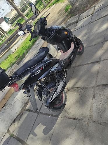 cvt: Скутер 50 см³ (визуально класс 49–50сс), городской, черный. Основные — 4