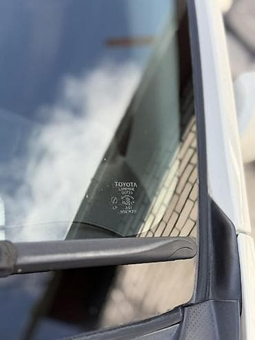 электромобиль byd: Компактный 5‑дверный хэтчбек белого цвета. Основные особенности: - — 8