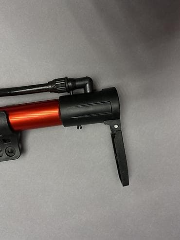 Портативный велосипедный насос с шлангом и креплением на раму — 9