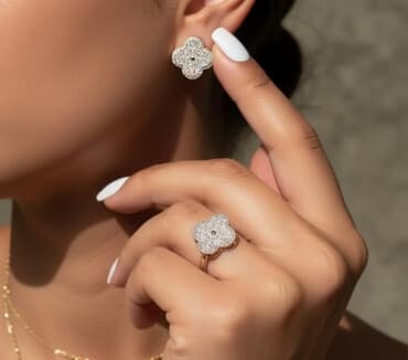 Комплект ювелирный Ван Клиф: серги и кольцо из жёлтого золота 585