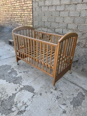 кровать с маятником: Детская деревянная кроватка на колесиках - Материал: массив дерева — 2