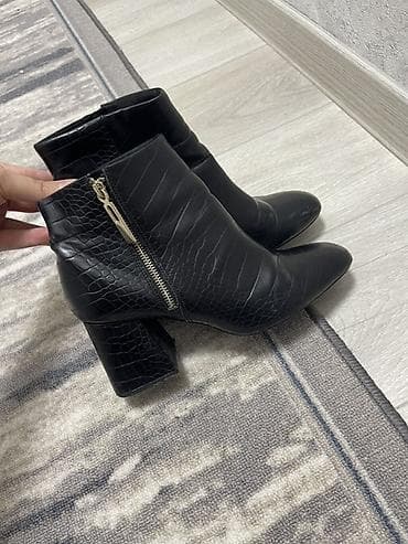 Женская обувь: Ботинки, 40, Stradivarius, Б/у, цвет - Черный, Самовывоз, Платная доставка — 1