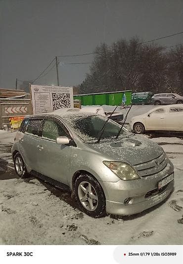 малолитражки на автомате: Компактный хэтчбек серебристого цвета. Основные особенности: - — 2