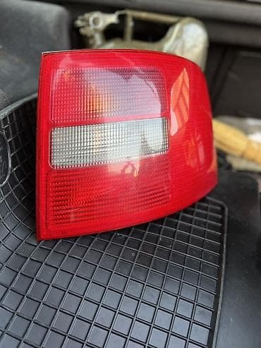 задние стопки: Задний правый стоп-сигнал Audi 2000 г., Б/у — 1