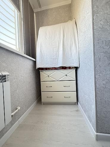 телевизор и тумбочку: Продается Шкаф-гардероб и комод в одном стиле (глянцевый бежевый) — 3