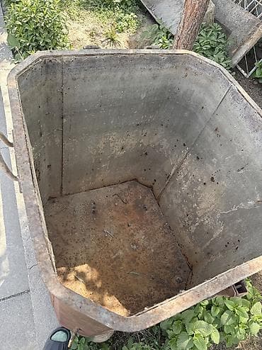Удобства для дома и сада: Продается металлический бак с выраженной ржавчиной, имеющий — 3