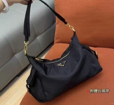 Спецодежда: Сумка-хобо из чёрного нейлона с золотистой фурнитурой. Особенности: - — 1