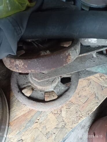 Темирден дөңгөлөк бурулуш механизмдери менен. Наабайкана текчелеринен