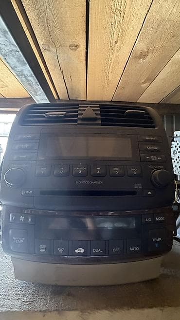 Штатная мультимедийная магнитола с блоком климат‑контроля для
