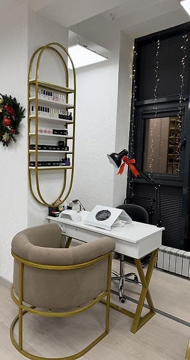 Недвижимость: Сдаётся в аренду маникюрное место. Что включено: - Маникюрный стол - — 3