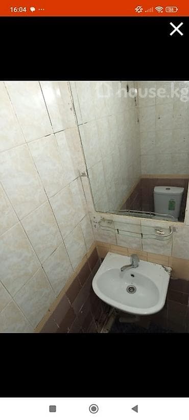Дома: Продаётся кирпичный пол дом с двором и хозяйственными постройками.3 — 10