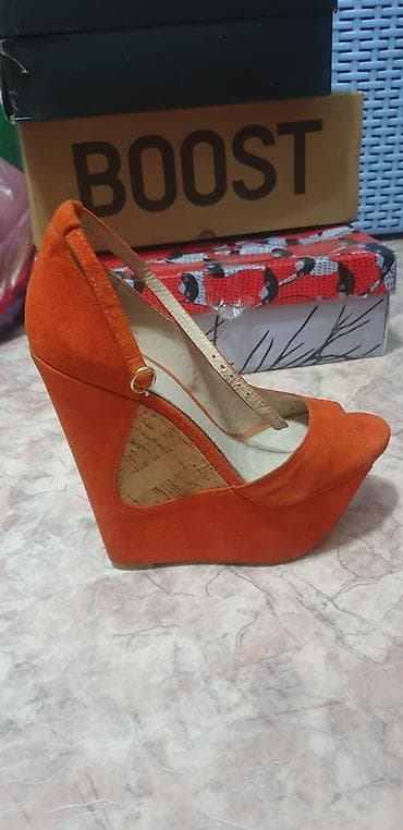 кроксы цена оригинал: Натуральная замша. Р-р 35. Обувала 2 раза. Цена-2000 сом — 2