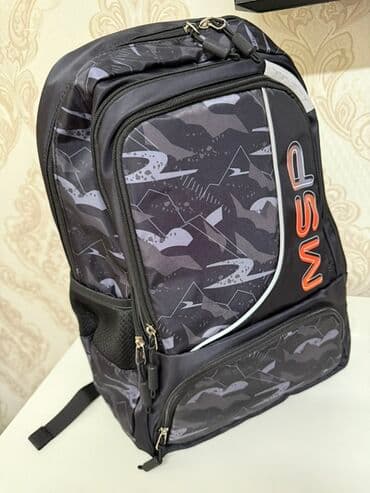 сумка для школы: Вместительный рюкзак в серо-черных тонах с камуфляжным узором — 1