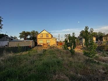 Продажа домов: Продаётся двухэтажный дом с приусадебным участком. Характеристики — 3