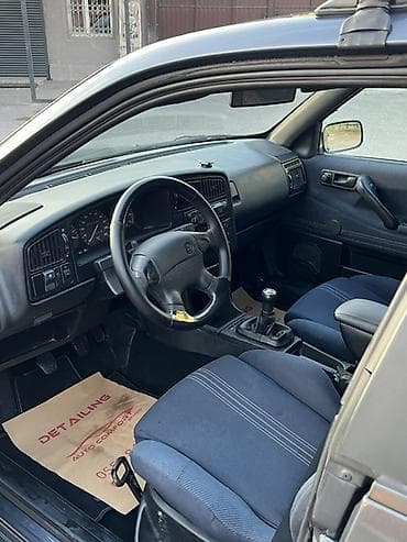 кузов автомобиля: Volkswagen Passat: 1990 г., 1.8 л, Механика, Бензин, Седан — 4