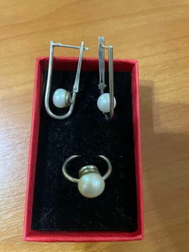 купить свадебное платье недорого: Продаю б/у серебряный набор с искусственным жемчугом. Серьги и кольцо — 1
