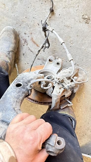 купить двери бишкек: Передняя левая Ступица Audi 1996 г., Б/у, Оригинал, Германия — 2