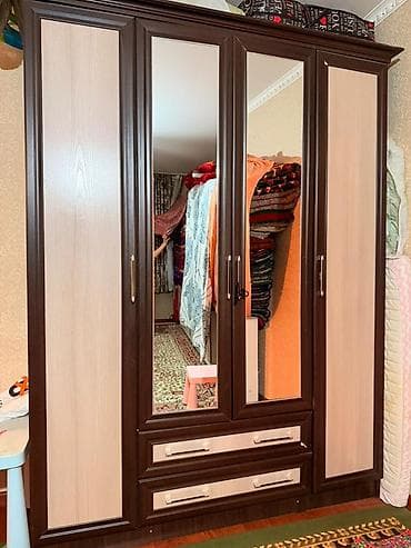 тумбу с полками и зеркалом: Шифоньер, шкаф для одежды, Б/у, Прямой — 1