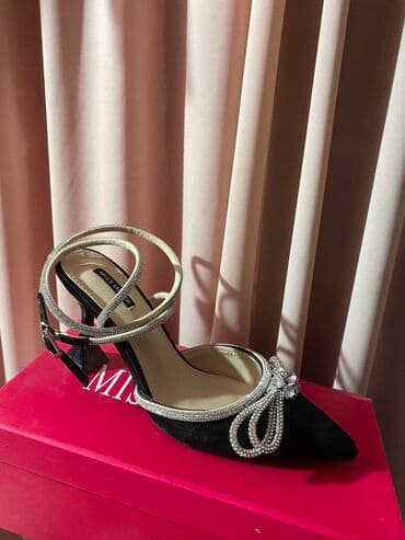 Носила пару раз, отдам за 700 сом так как просто так стоят в шкафу и