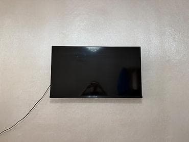Телевизоры: Смарт‑телевизор TCL, диагональ экрана около 43–50". Узкие рамки — 3