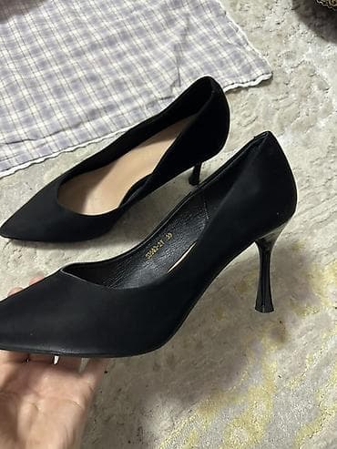 косы: Классические женские каблуки черного цвета. Белые туфли 40 размера - — 2