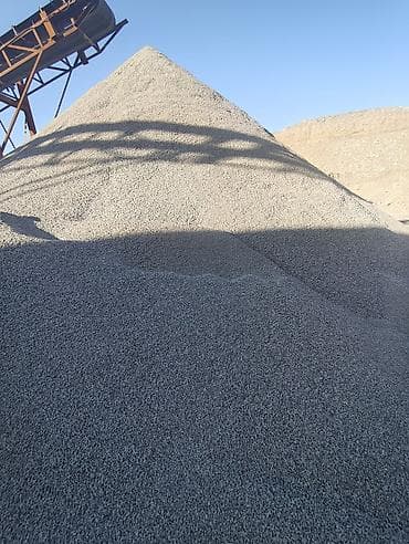 Щебень фракции мелкой (примерно 5–10 мм), серого цвета, гранитного — 8